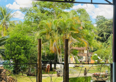 Foto da área de lazer coberta com vista para o lago.