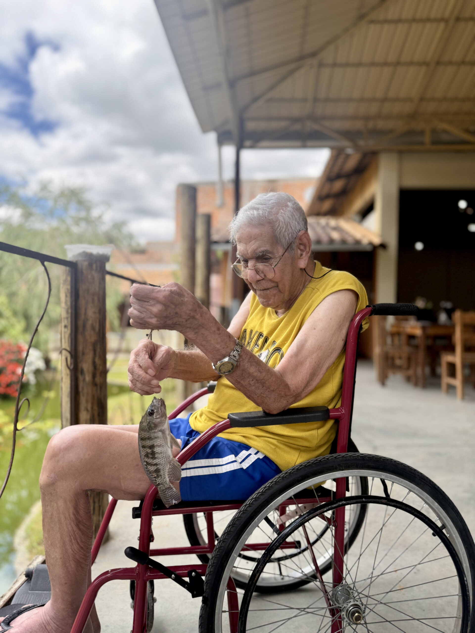 Foto de residente pescando em nosso lago Residente pescando